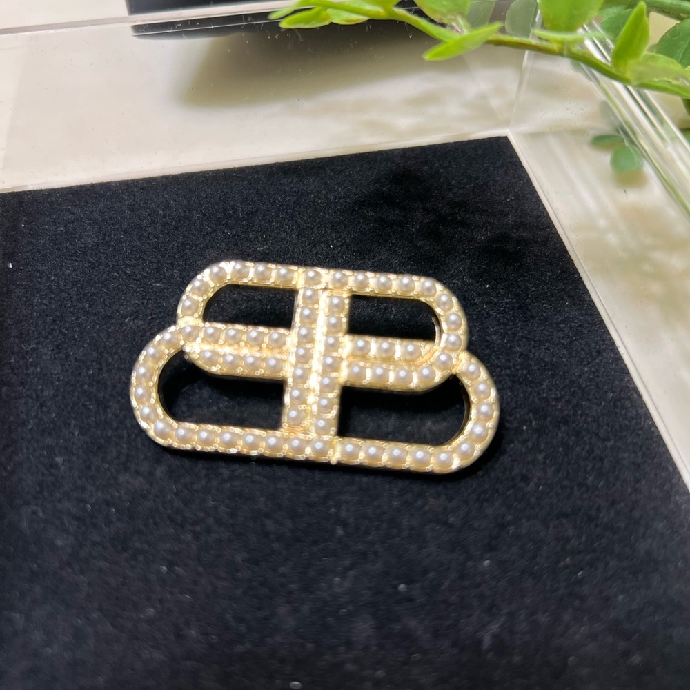 Balenciaga Elegant Gold and Pearl Women Jewelry Brooch